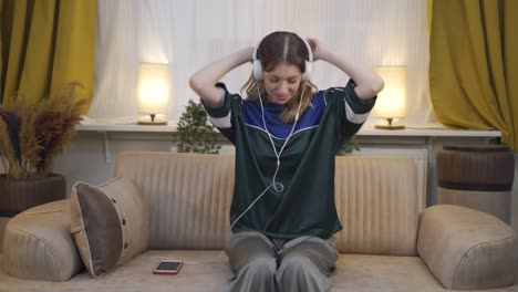 Happy-young-woman-listening-to-music-with-headphones.